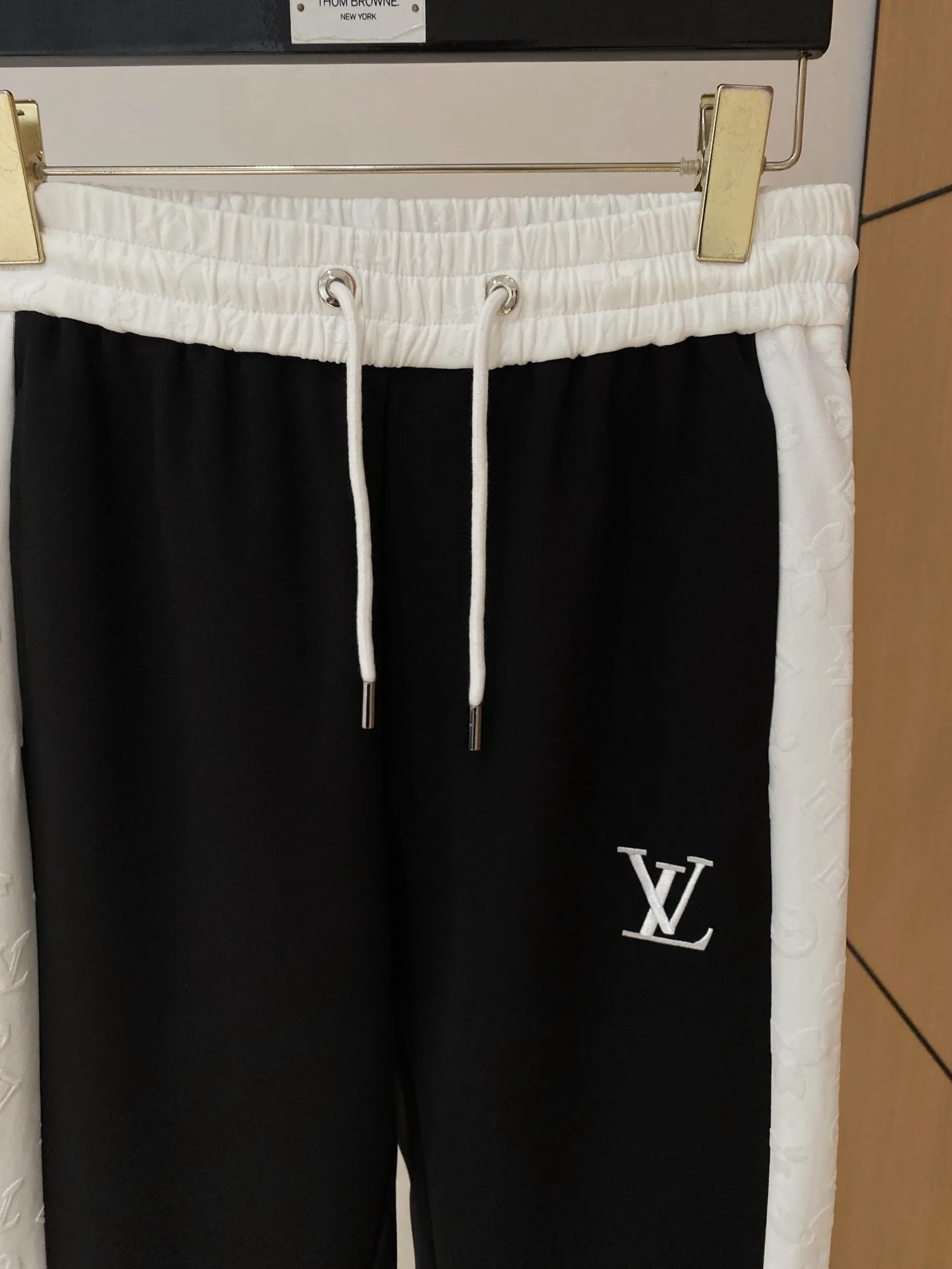 🅿️720 [LV Louis Vuitton] hot-selling suit is coming. Focus on the original version of the official website. 2025 new hot-selling cardigan and sweatshirt suit. The original order is the best. 🇭🇰The meticulous work of top designers. It has a fitting and perfect upper body effect. All-natural high-quality Tencel Roman cotton 100%, close-fitting comfort, noble and elegant! Original hardware embodies elegance and nobility! Counter size: M-3XL (maximum wear up to 190 pounds)